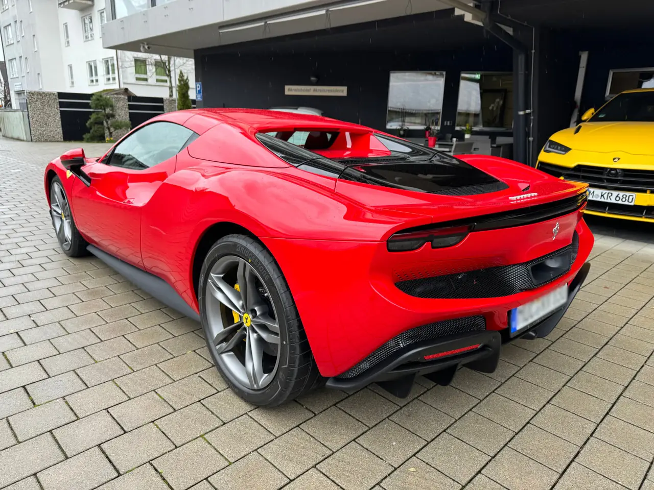 Ferrari 296 GTS Spider 2024, extérieur — Geneva Luxury Car Rental, Genève. Ferrari 296 GTS Spider à Genève La Ferrari 296 GTS Spider 2024 est proposée à la location…