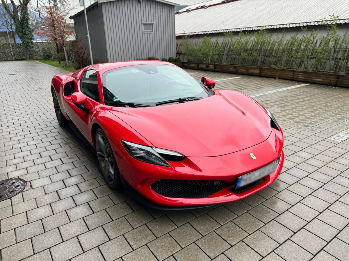 Ferrari 296 GTS Spider 2024, vue avant — Geneva Luxury Car Rental, Genève. Ferrari 296 GTS Spider à Genève La Ferrari 296 GTS Spider 2024 est proposée à la location…