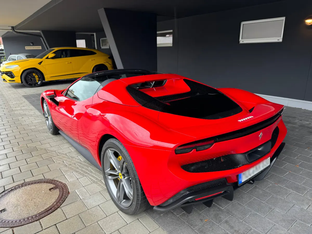 Ferrari 296 GTS Spider 2024, vue arrière — Geneva Luxury Car Rental, Genève. Ferrari 296 GTS Spider à Genève La Ferrari 296 GTS Spider 2024 est proposée à la location…