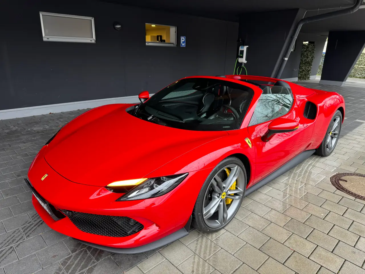 Ferrari 296 GTS Spider 2024, intérieur — Geneva Luxury Car Rental, Genève. Ferrari 296 GTS Spider à Genève La Ferrari 296 GTS Spider 2024 est proposée à la location…