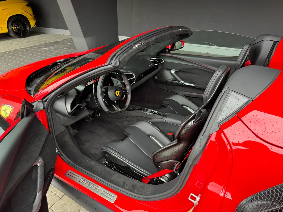 Ferrari 296 GTS Spider 2024, tableau de bord — Geneva Luxury Car Rental, Genève. Ferrari 296 GTS Spider à Genève La Ferrari 296 GTS Spider 2024 est proposée à la location…
