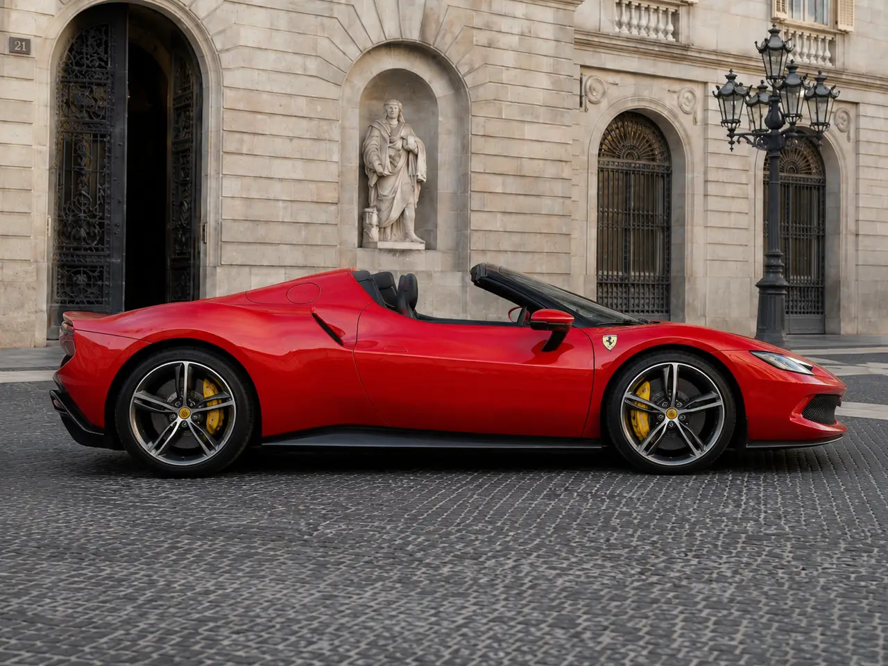 Ferrari 296 GTS Spider 2024, vue arrière — Geneva Luxury Car Rental, Genève. Ferrari 296 GTS Spider à Genève La Ferrari 296 GTS Spider 2024 est proposée à la location…