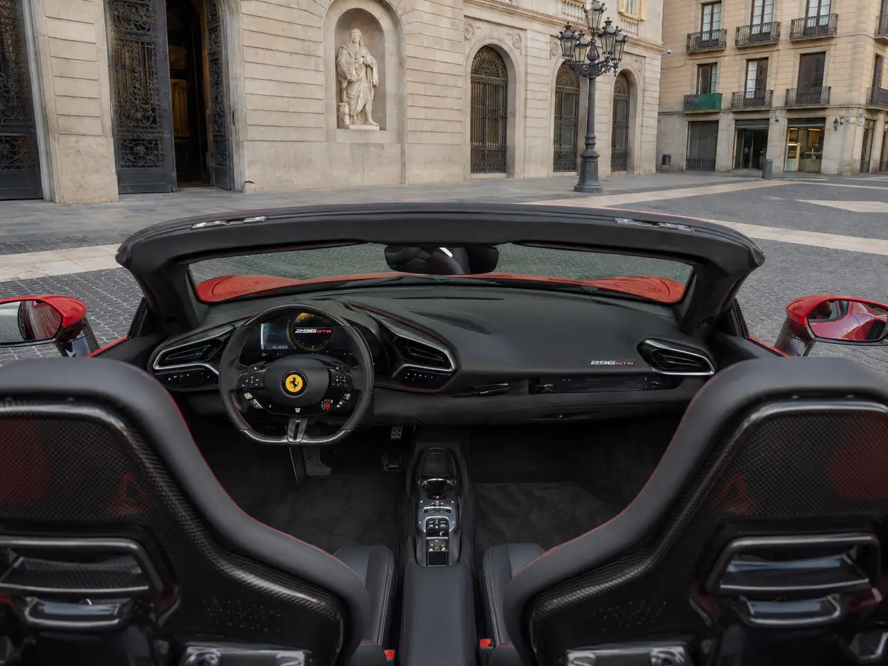 Ferrari 296 GTS Spider 2024, intérieur — Geneva Luxury Car Rental, Genève. Ferrari 296 GTS Spider à Genève La Ferrari 296 GTS Spider 2024 est proposée à la location…