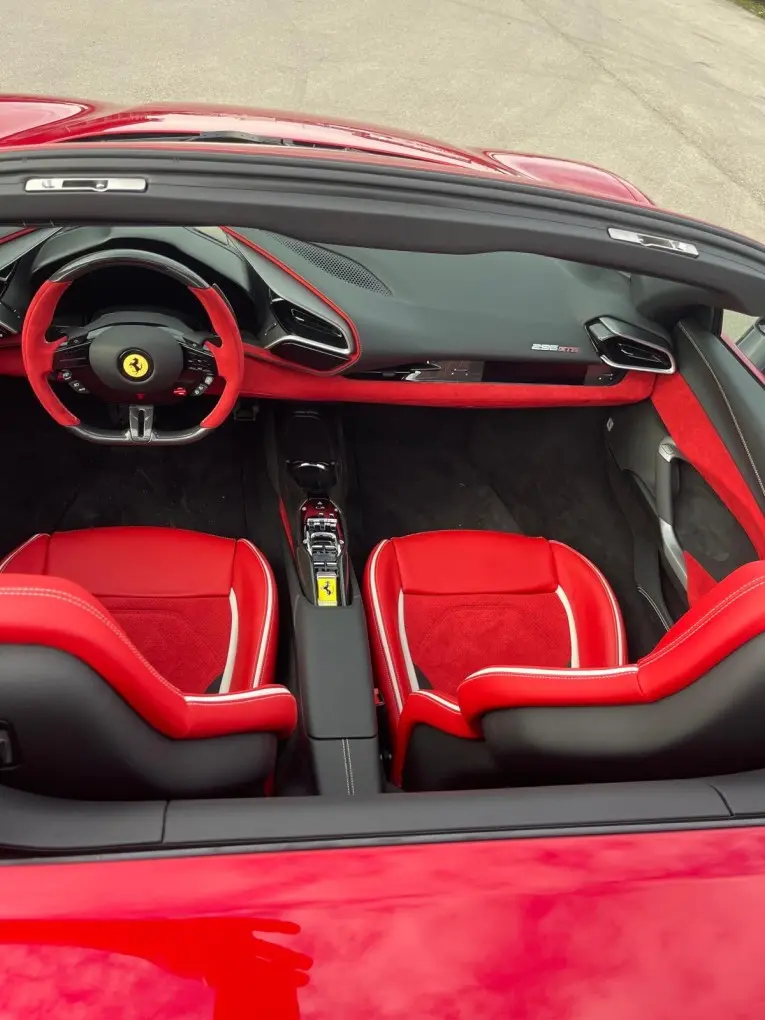 Ferrari 296 GTS Spider 2025, extérieur — Geneva Luxury Car Rental, Genève. Ferrari 296 GTS Spider à Genève La Ferrari 296 GTS Spider 2025 se loue à Genève sous la…