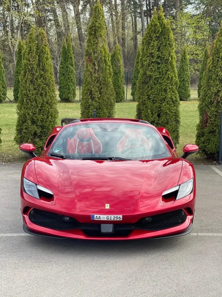 Ferrari 296 GTS Spider 2025, vue avant — Geneva Luxury Car Rental, Genève. Ferrari 296 GTS Spider à Genève La Ferrari 296 GTS Spider 2025 se loue à Genève sous la…
