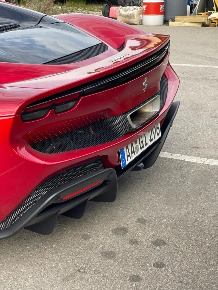 Ferrari 296 GTS Spider 2025, vue arrière — Geneva Luxury Car Rental, Genève. Ferrari 296 GTS Spider à Genève La Ferrari 296 GTS Spider 2025 se loue à Genève sous la…