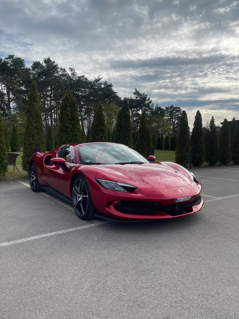Ferrari 296 GTS Spider 2025 — Geneva Luxury Car Rental, Genève. Ferrari 296 GTS Spider à Genève La Ferrari 296 GTS Spider 2025 se loue à Genève sous la…