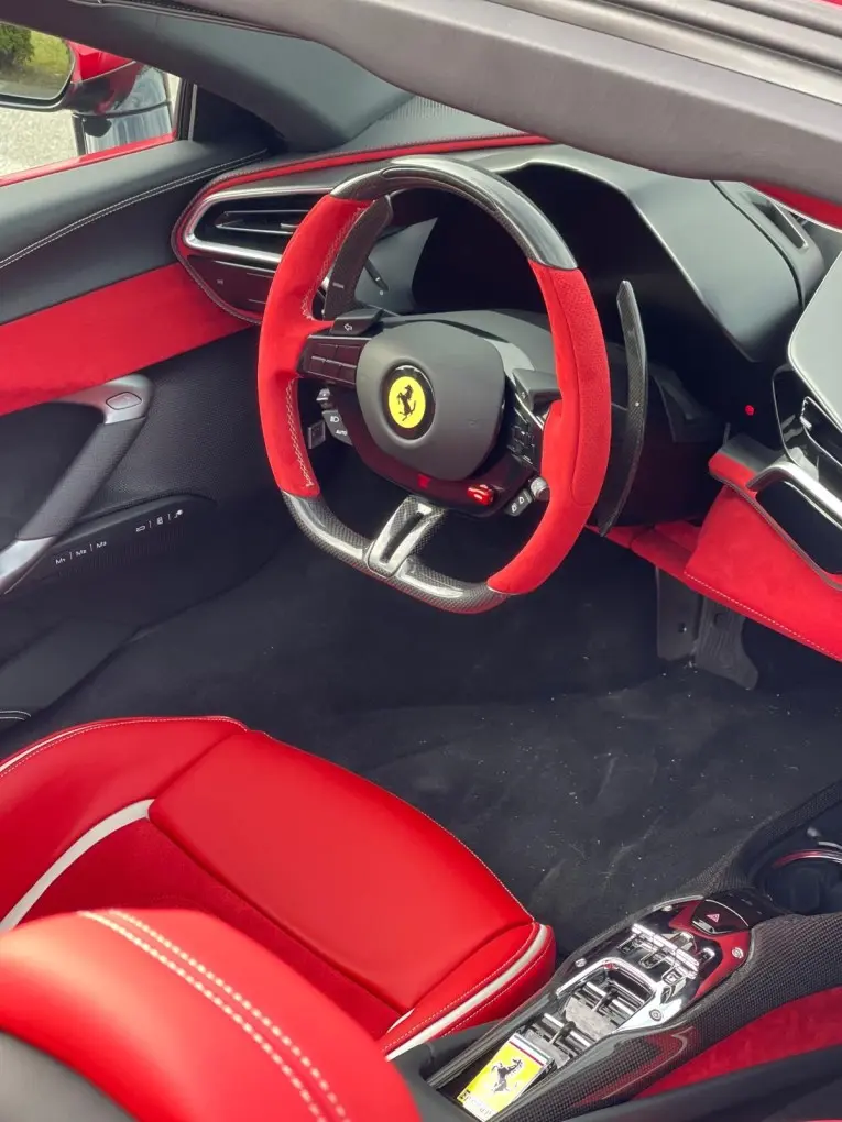 Ferrari 296 GTS Spider 2025, intérieur — Geneva Luxury Car Rental, Genève. Ferrari 296 GTS Spider à Genève La Ferrari 296 GTS Spider 2025 se loue à Genève sous la…
