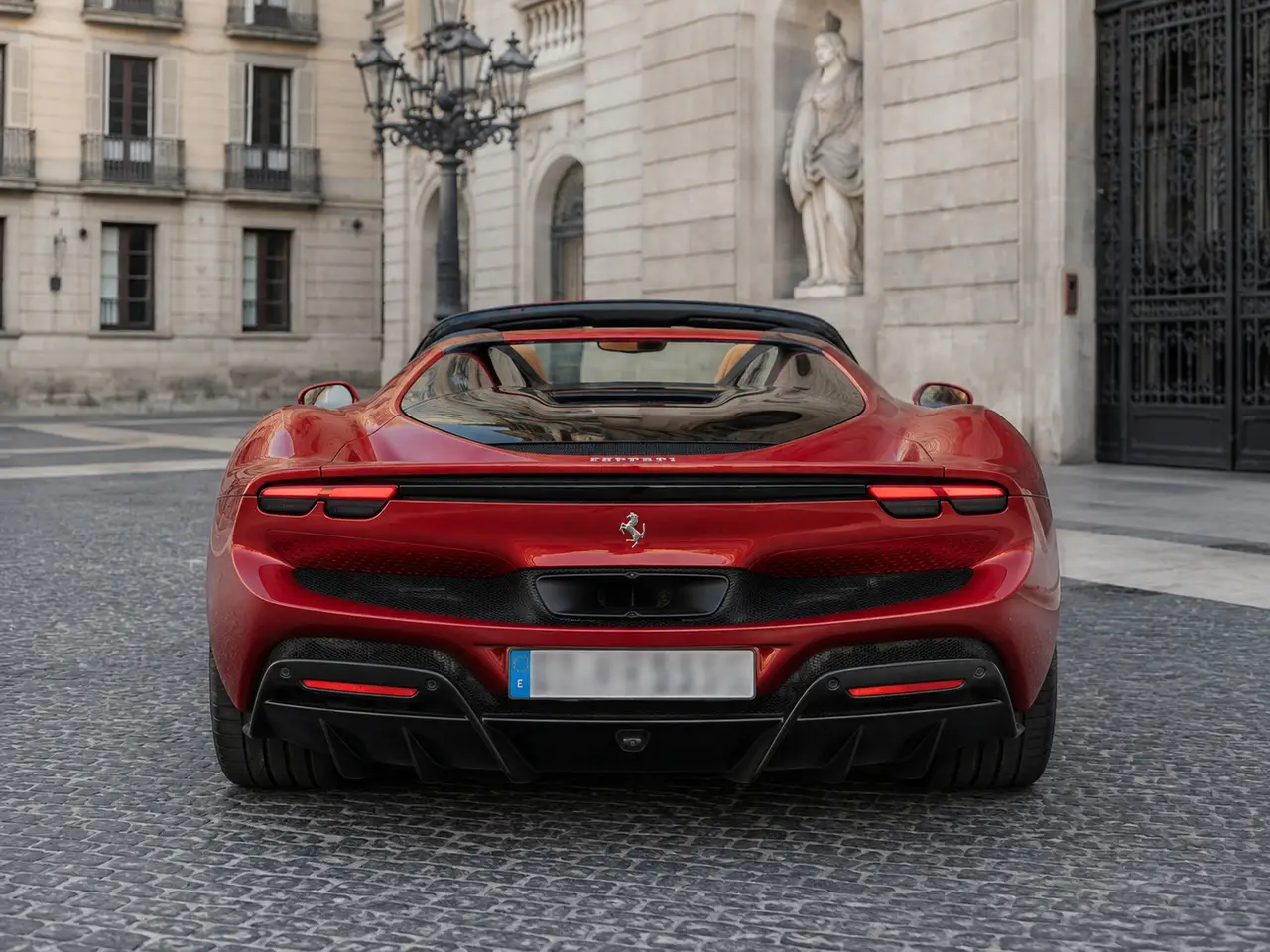 Ferrari 296 GTS Spider 2025, vue arrière — Geneva Luxury Car Rental, Genève. Ferrari 296 GTS Spider à Genève La Ferrari 296 GTS Spider 2025 se loue à Genève sous la…