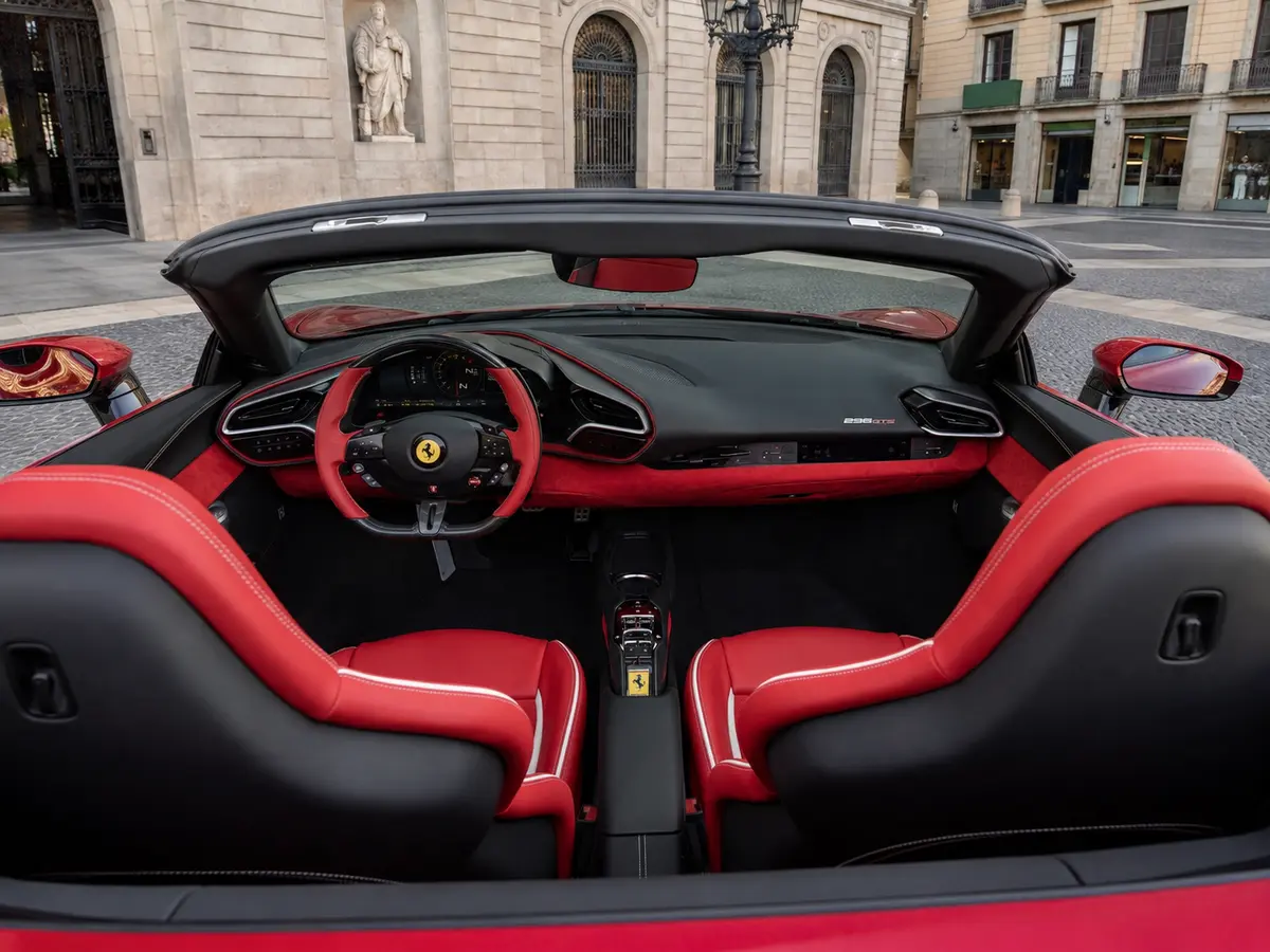 Ferrari 296 GTS Spider 2025, intérieur — Geneva Luxury Car Rental, Genève. Ferrari 296 GTS Spider à Genève La Ferrari 296 GTS Spider 2025 se loue à Genève sous la…