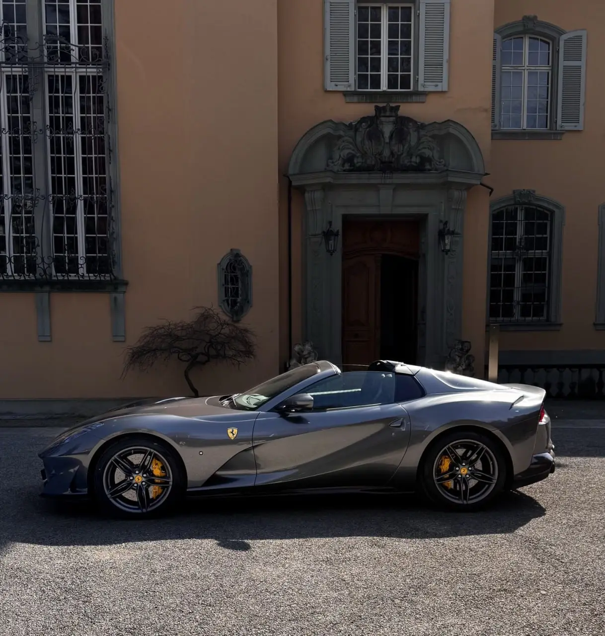 Ferrari 812 GTS 2024, extérieur — Geneva Luxury Car Rental, Genève. Ferrari 812 GTS à Genève La Ferrari 812 GTS 2024 est proposée à la location à Genève. Ce…