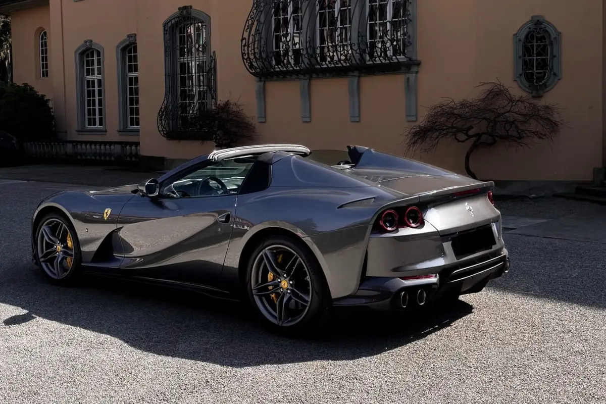 Ferrari 812 GTS 2024, vue avant — Geneva Luxury Car Rental, Genève. Ferrari 812 GTS à Genève La Ferrari 812 GTS 2024 est proposée à la location à Genève. Ce…