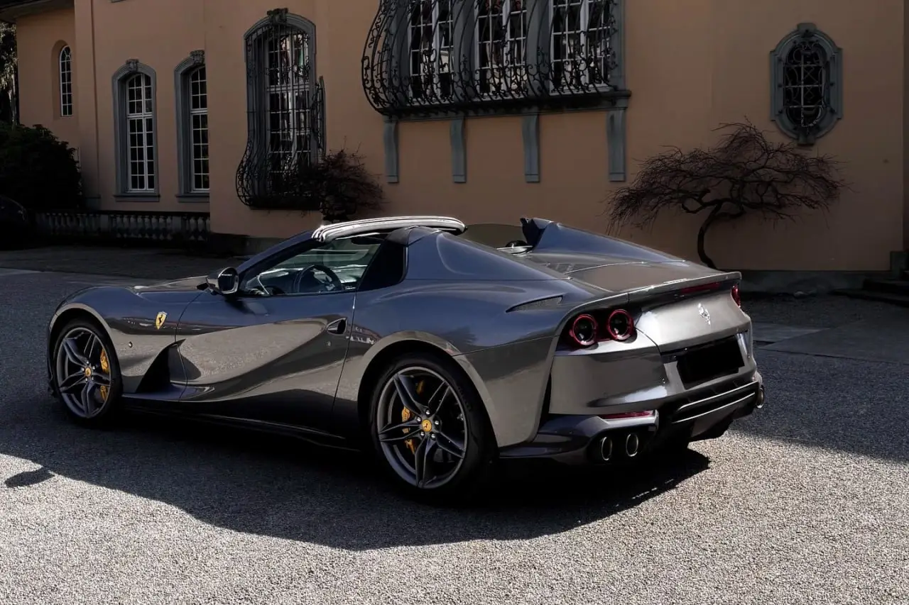 Ferrari 812 GTS 2024, vue avant — Geneva Luxury Car Rental, Genève. Ferrari 812 GTS à Genève La Ferrari 812 GTS 2024 est proposée à la location à Genève. Ce…