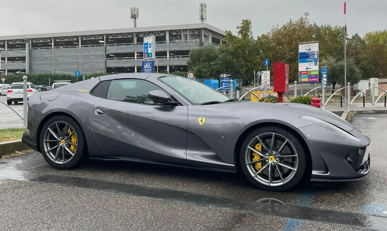Ferrari 812 GTS 2024, vue arrière — Geneva Luxury Car Rental, Genève. Ferrari 812 GTS à Genève La Ferrari 812 GTS 2024 est proposée à la location à Genève. Ce…