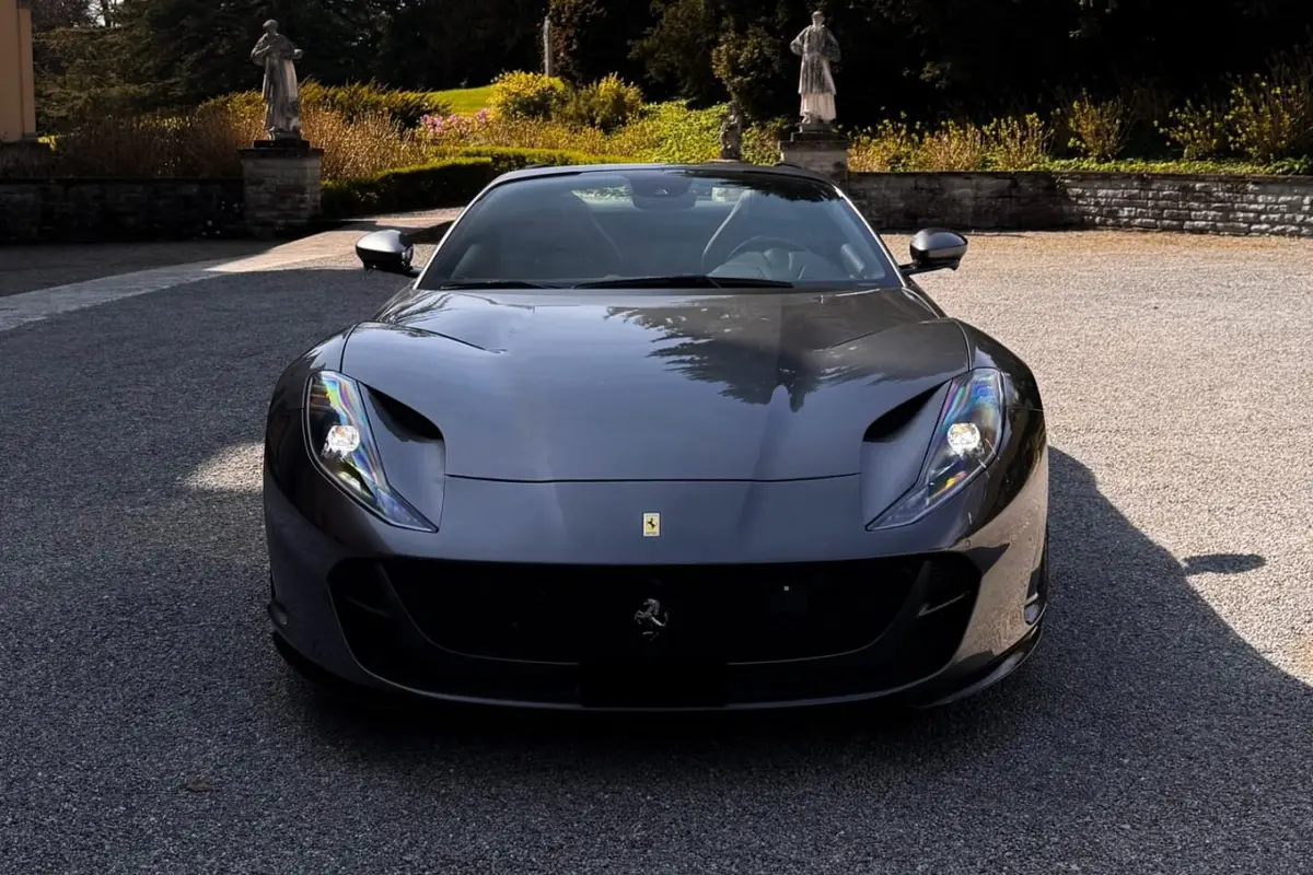 Ferrari 812 GTS 2024, intérieur — Geneva Luxury Car Rental, Genève. Ferrari 812 GTS à Genève La Ferrari 812 GTS 2024 est proposée à la location à Genève. Ce…
