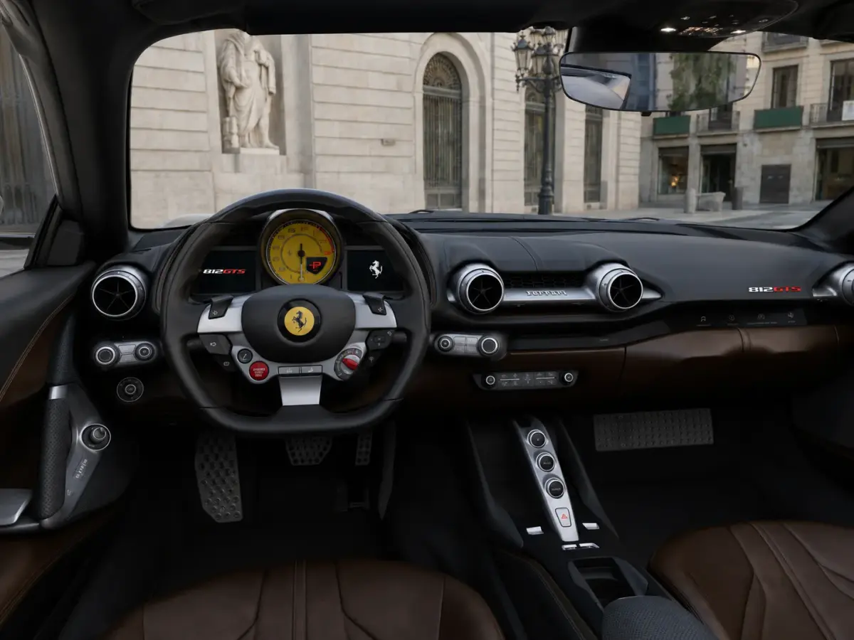 Ferrari 812 GTS 2024, intérieur — Geneva Luxury Car Rental, Genève. Ferrari 812 GTS à Genève La Ferrari 812 GTS 2024 est proposée à la location à Genève. Ce…