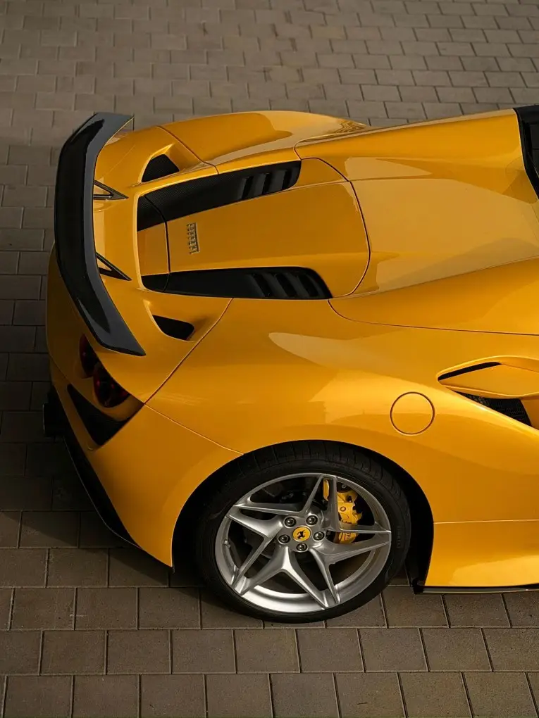 Ferrari F8 SPIDER 2023, extérieur — Geneva Luxury Car Rental, Genève. Ferrari F8 SPIDER à Genève La Ferrari F8 SPIDER 2023 est proposée à la location à Genève…