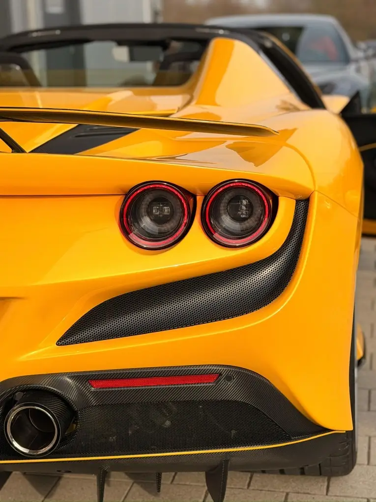 Ferrari F8 SPIDER 2023, vue avant — Geneva Luxury Car Rental, Genève. Ferrari F8 SPIDER à Genève La Ferrari F8 SPIDER 2023 est proposée à la location à Genève…