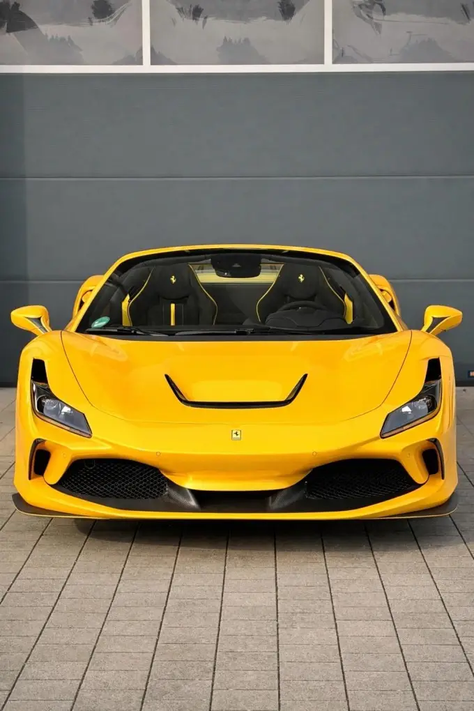 Ferrari F8 SPIDER 2023, vue arrière — Geneva Luxury Car Rental, Genève. Ferrari F8 SPIDER à Genève La Ferrari F8 SPIDER 2023 est proposée à la location à Genève…
