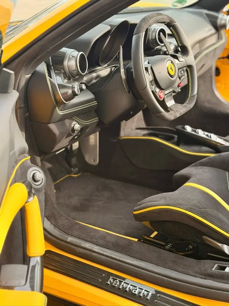 Ferrari F8 SPIDER 2023, intérieur — Geneva Luxury Car Rental, Genève. Ferrari F8 SPIDER à Genève La Ferrari F8 SPIDER 2023 est proposée à la location à Genève…
