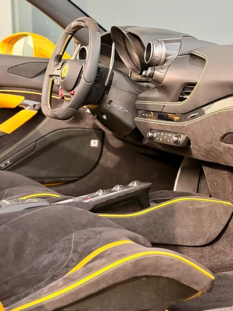 Ferrari F8 SPIDER 2023, tableau de bord — Geneva Luxury Car Rental, Genève. Ferrari F8 SPIDER à Genève La Ferrari F8 SPIDER 2023 est proposée à la location à Genève…