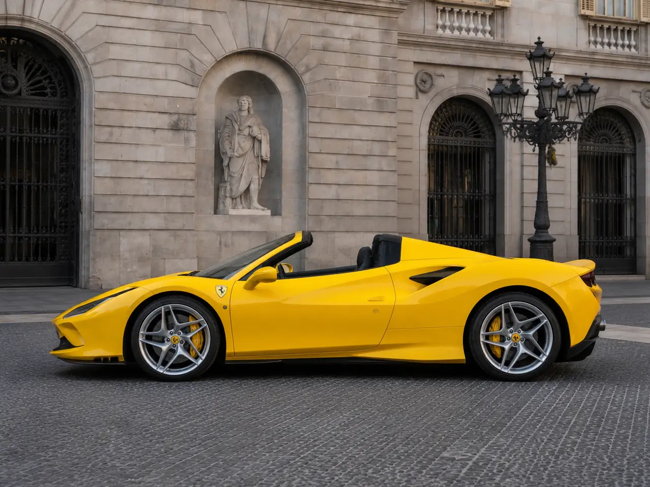 Ferrari F8 SPIDER 2023, extérieur — Geneva Luxury Car Rental, Genève. Ferrari F8 SPIDER à Genève La Ferrari F8 SPIDER 2023 est proposée à la location à Genève…