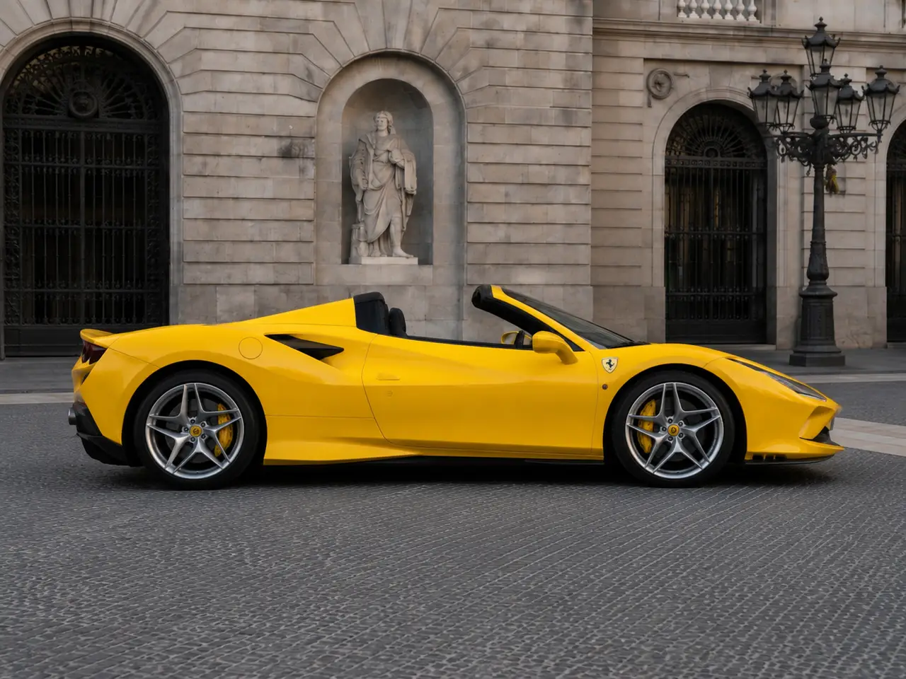 Ferrari F8 SPIDER 2023, vue avant — Geneva Luxury Car Rental, Genève. Ferrari F8 SPIDER à Genève La Ferrari F8 SPIDER 2023 est proposée à la location à Genève…