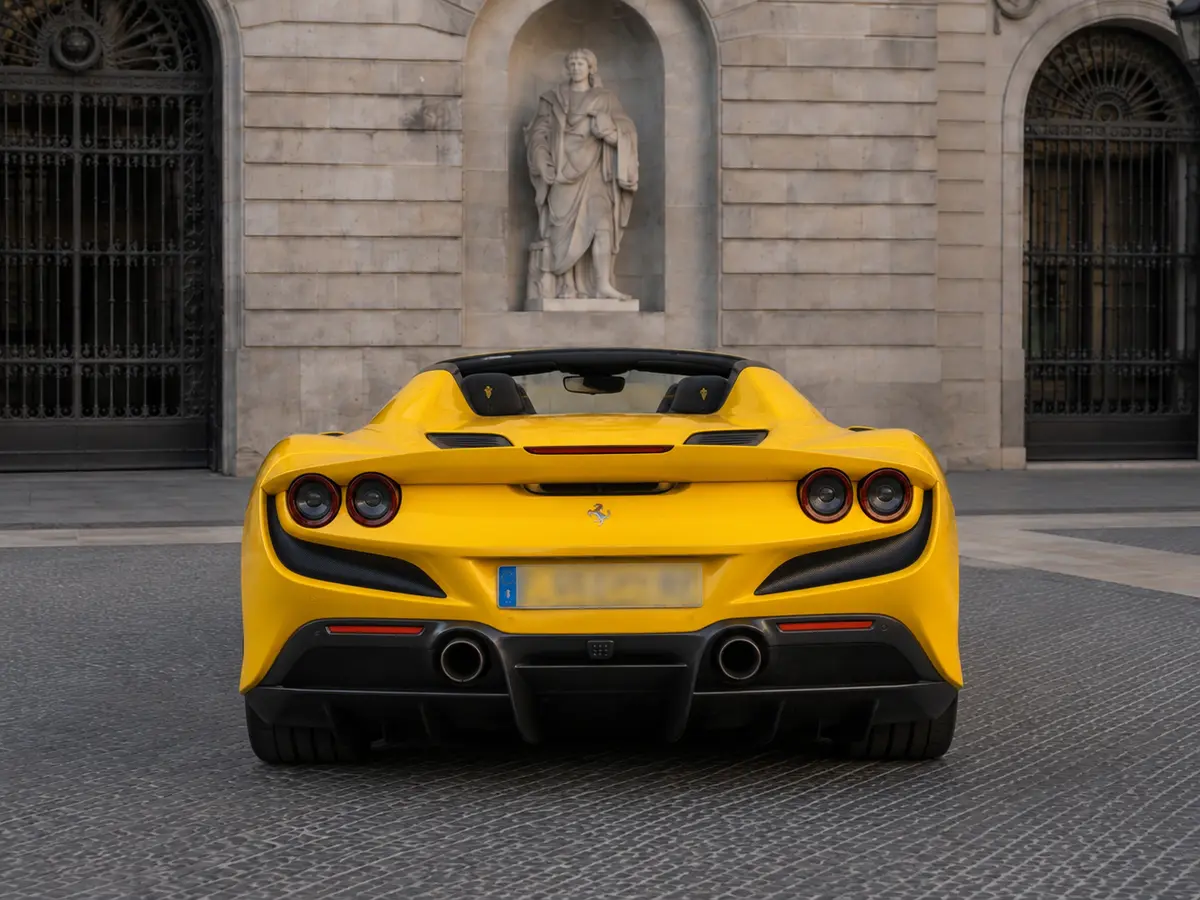 Ferrari F8 SPIDER 2023, vue arrière — Geneva Luxury Car Rental, Genève. Ferrari F8 SPIDER à Genève La Ferrari F8 SPIDER 2023 est proposée à la location à Genève…