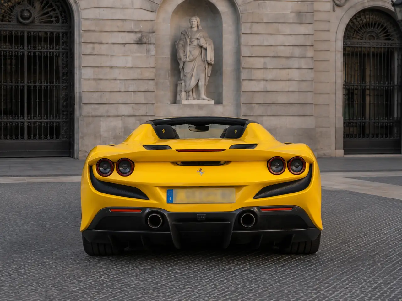 Ferrari F8 SPIDER 2023, vue arrière — Geneva Luxury Car Rental, Genève. Ferrari F8 SPIDER à Genève La Ferrari F8 SPIDER 2023 est proposée à la location à Genève…
