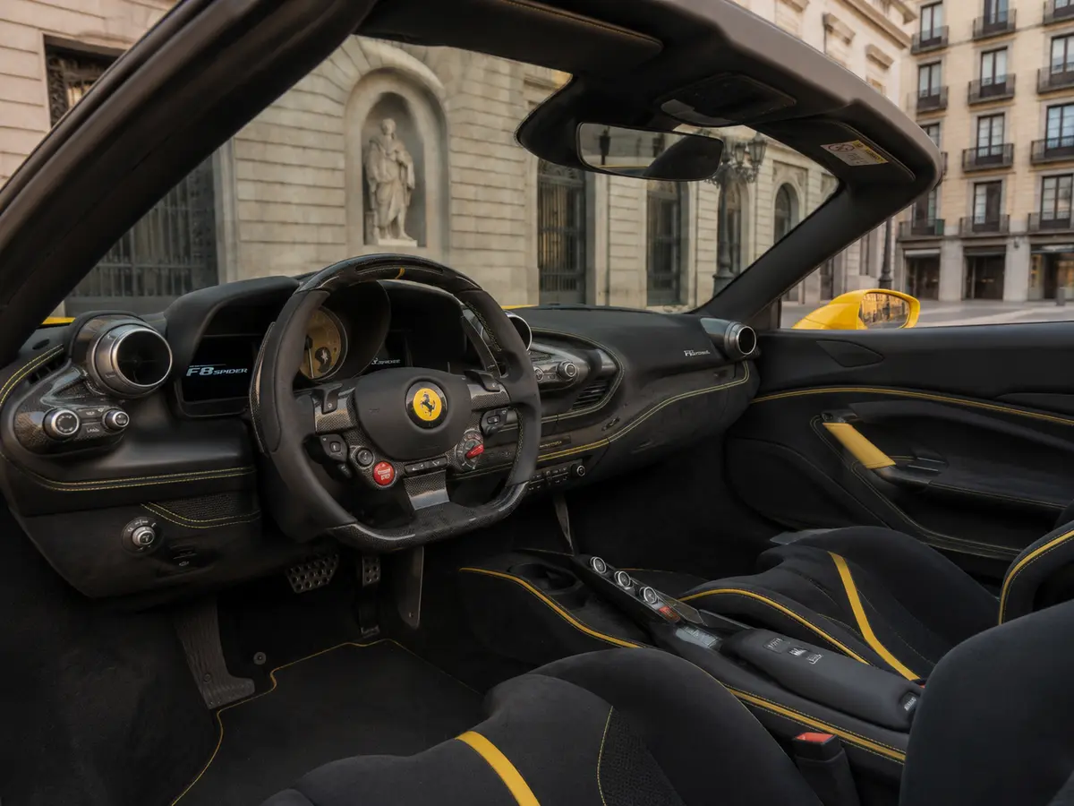 Ferrari F8 SPIDER 2023, intérieur — Geneva Luxury Car Rental, Genève. Ferrari F8 SPIDER à Genève La Ferrari F8 SPIDER 2023 est proposée à la location à Genève…