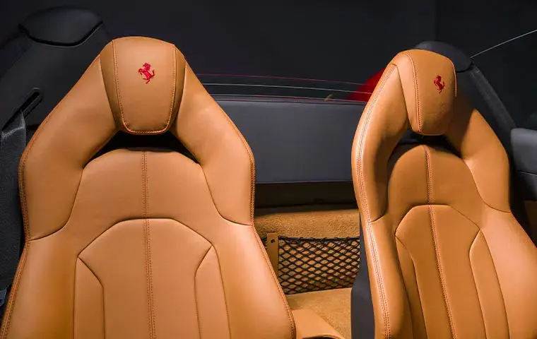 Ferrari F8 Tributo Spider Red 2023, vue arrière — Geneva Luxury Car Rental, Genève. Ferrari F8 Tributo Spider Red à Genève La Ferrari F8 Tributo Spider Red 2023 est proposée…