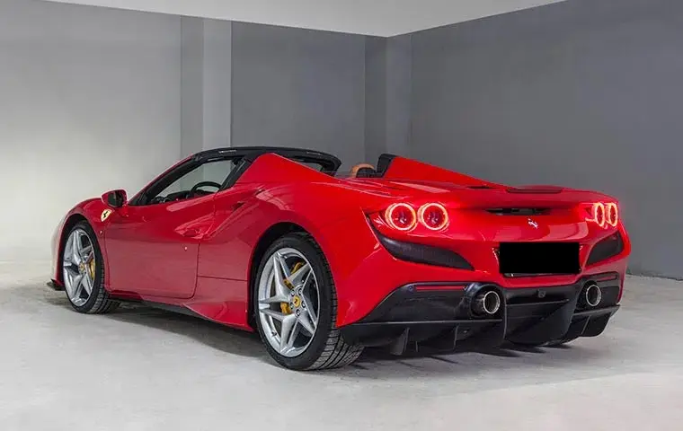 Ferrari F8 Tributo Spider Red 2023, intérieur — Geneva Luxury Car Rental, Genève. Ferrari F8 Tributo Spider Red à Genève La Ferrari F8 Tributo Spider Red 2023 est proposée…