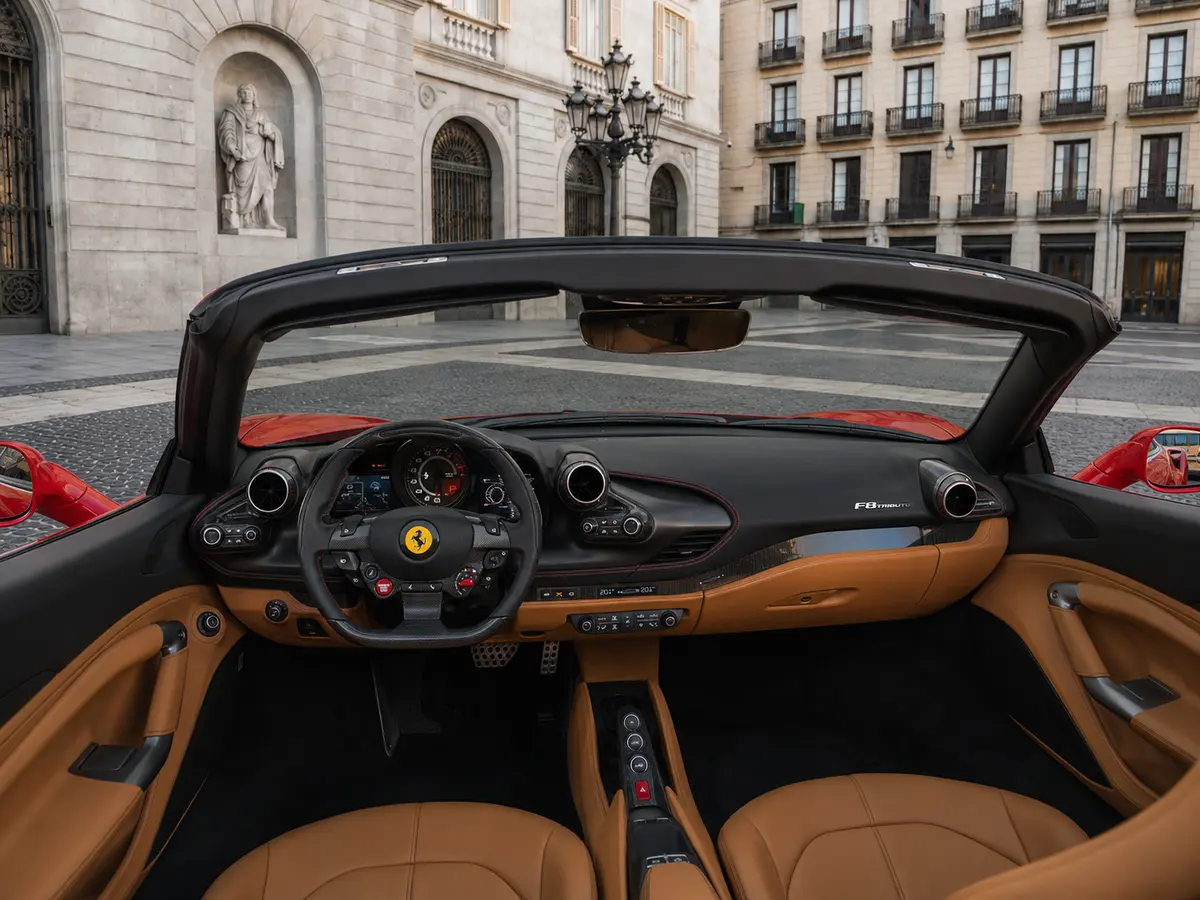 Ferrari F8 Tributo Spider Red 2023, intérieur — Geneva Luxury Car Rental, Genève. Ferrari F8 Tributo Spider Red à Genève La Ferrari F8 Tributo Spider Red 2023 est proposée…