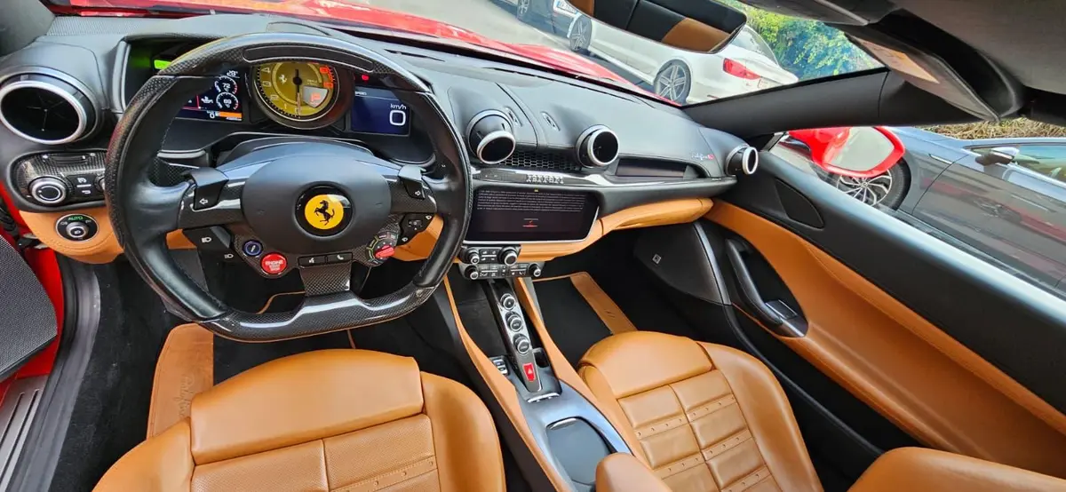 Ferrari Portofino M 2023, vue avant — Geneva Luxury Car Rental, Genève. Ferrari Portofino M à Genève La Ferrari Portofino M 2023 est proposée à la location à…