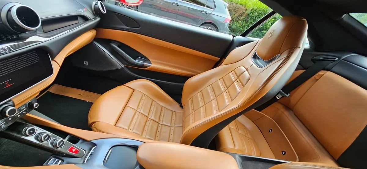 Ferrari Portofino M 2023, vue arrière — Geneva Luxury Car Rental, Genève. Ferrari Portofino M à Genève La Ferrari Portofino M 2023 est proposée à la location à…
