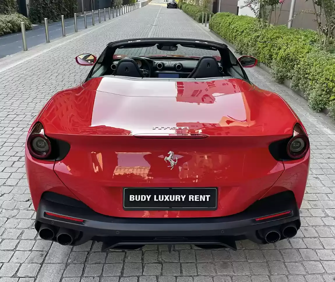 Ferrari Portofino M 2023, profil latéral — Geneva Luxury Car Rental, Genève. Ferrari Portofino M à Genève La Ferrari Portofino M 2023 est proposée à la location à…