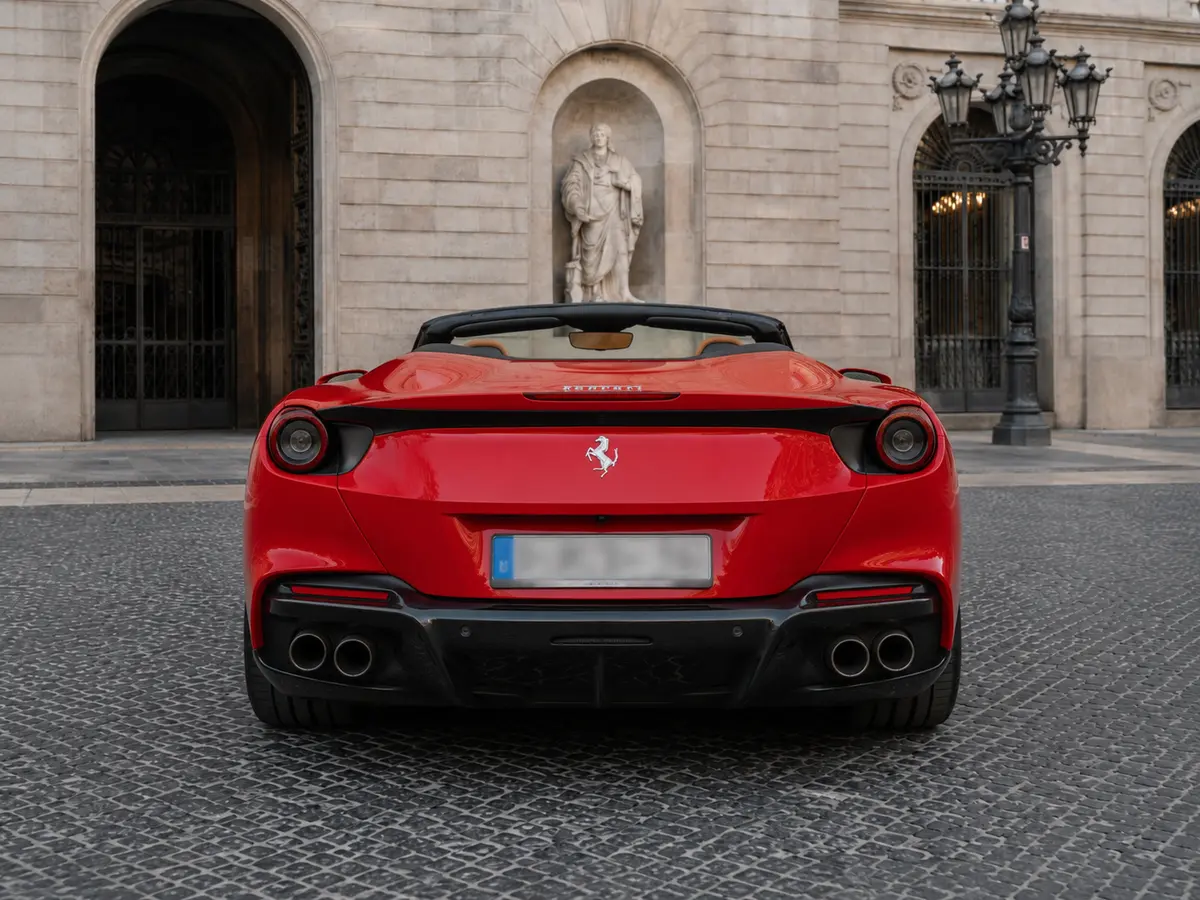 Ferrari Portofino M 2023, vue arrière — Geneva Luxury Car Rental, Genève. Ferrari Portofino M à Genève La Ferrari Portofino M 2023 est proposée à la location à…