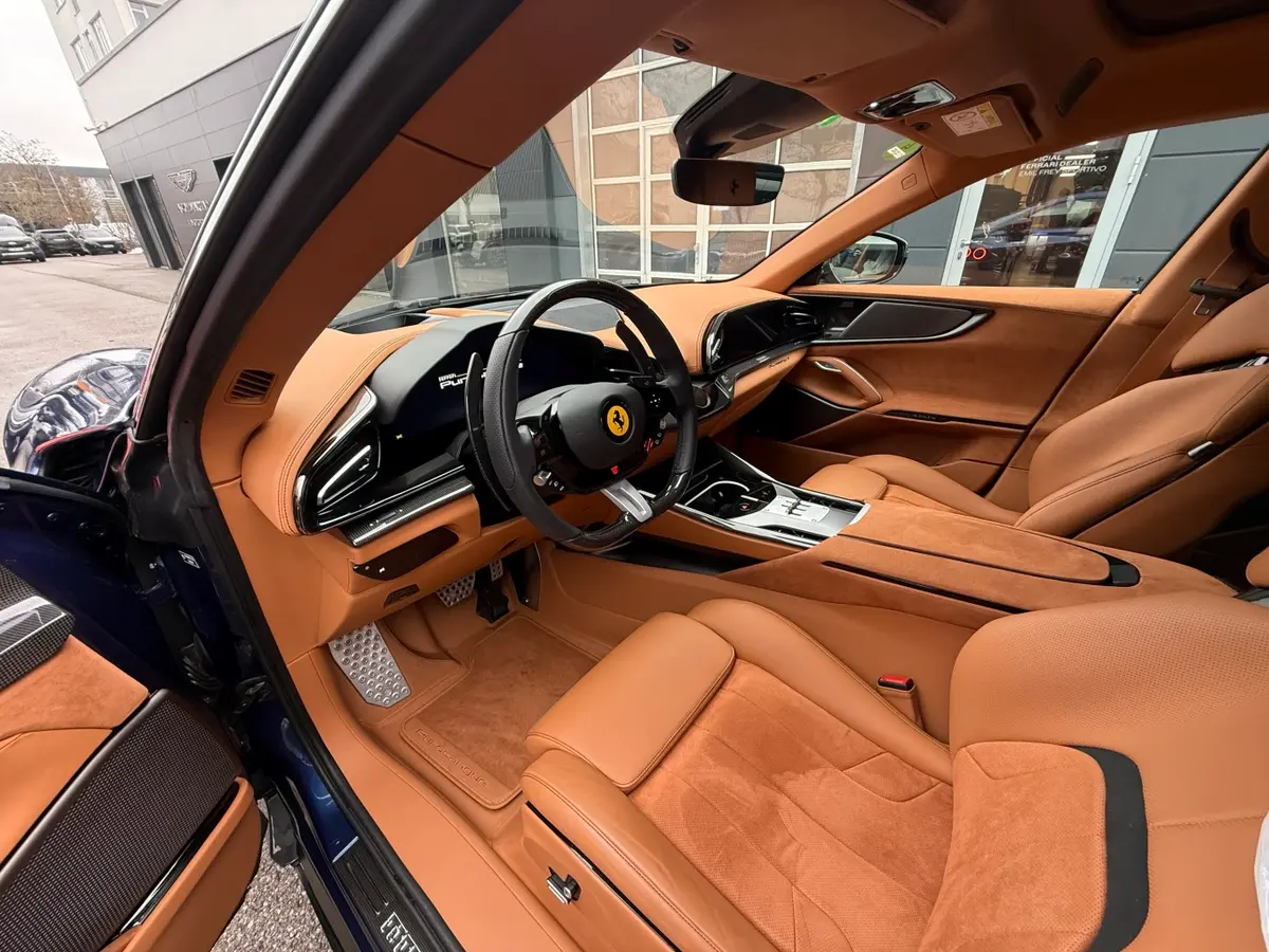 Ferrari Purosangue 2024, vue arrière — Geneva Luxury Car Rental, Genève. Ferrari Purosangue à Genève La Ferrari Purosangue 2024 fait partie des modèles sport…