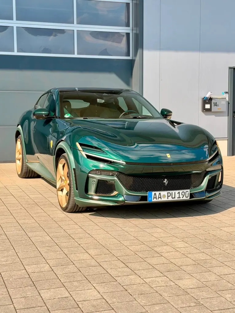 Ferrari Purosangue Atelier 2025, vue arrière — Geneva Luxury Car Rental, Genève. Ferrari Purosangue Atelier à Genève Le Ferrari Purosangue Atelier 2025 est proposé à la…