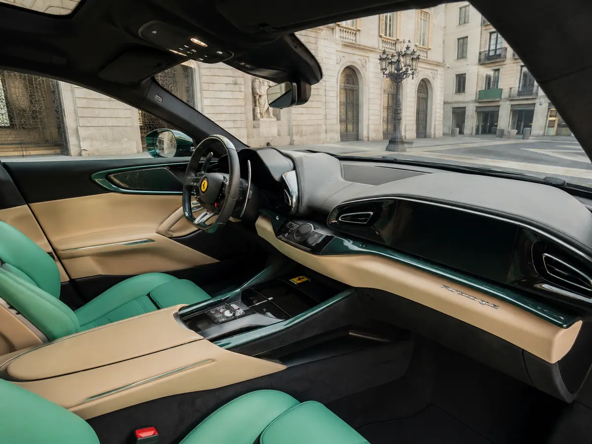 Ferrari Purosangue Atelier 2025, intérieur — Geneva Luxury Car Rental, Genève. Ferrari Purosangue Atelier à Genève Le Ferrari Purosangue Atelier 2025 est proposé à la…
