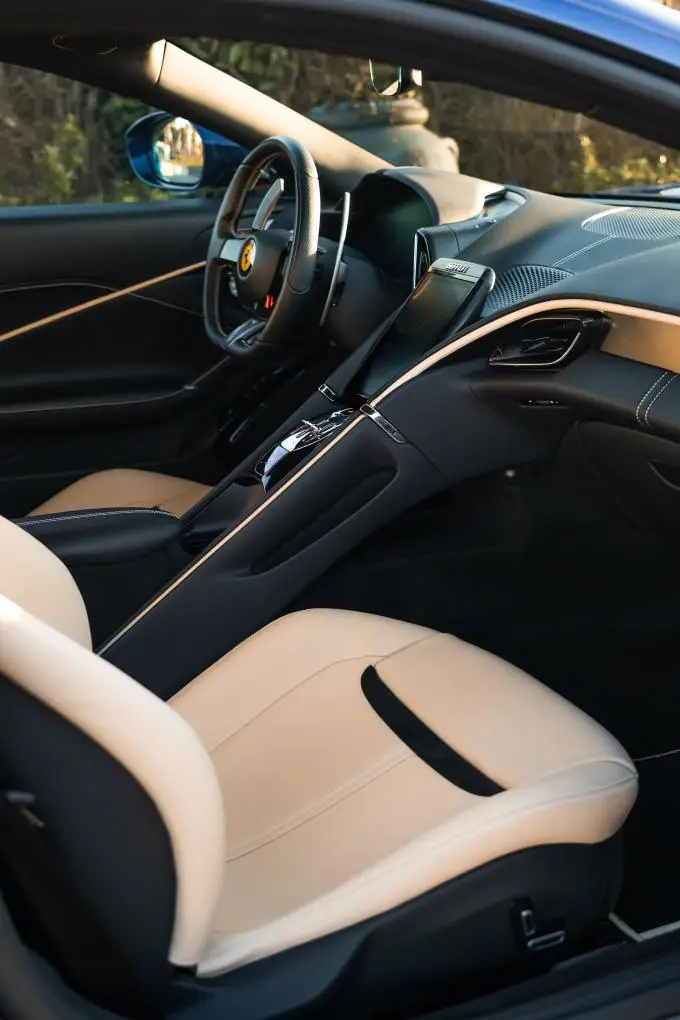 Ferrari Roma 2025, extérieur — Geneva Luxury Car Rental, Genève. Ferrari Roma à Genève La Ferrari Roma 2025 est proposée à la location à Genève, un modèle…