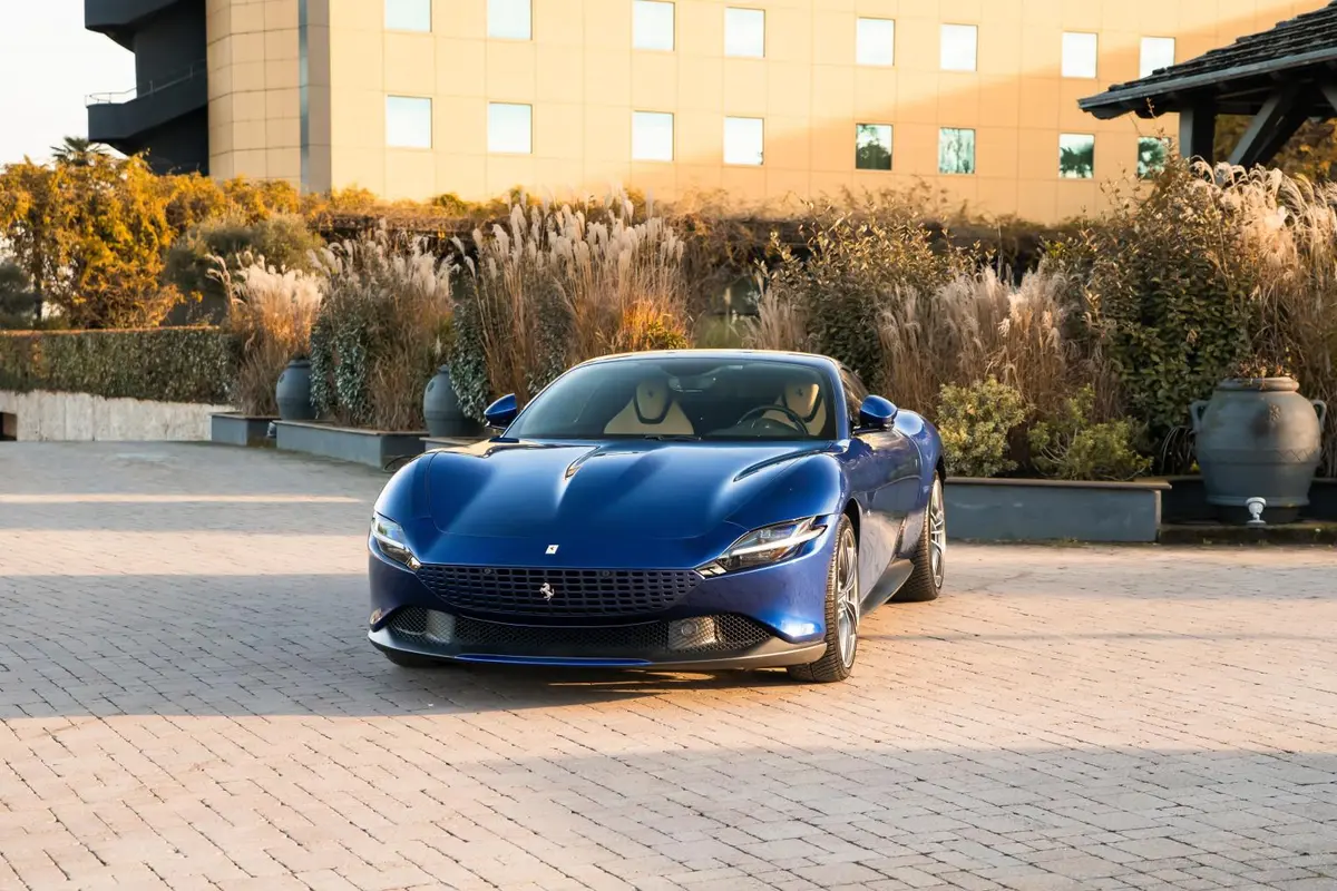 Ferrari Roma 2025 — Geneva Luxury Car Rental, Genève. Ferrari Roma à Genève La Ferrari Roma 2025 est proposée à la location à Genève, un modèle…