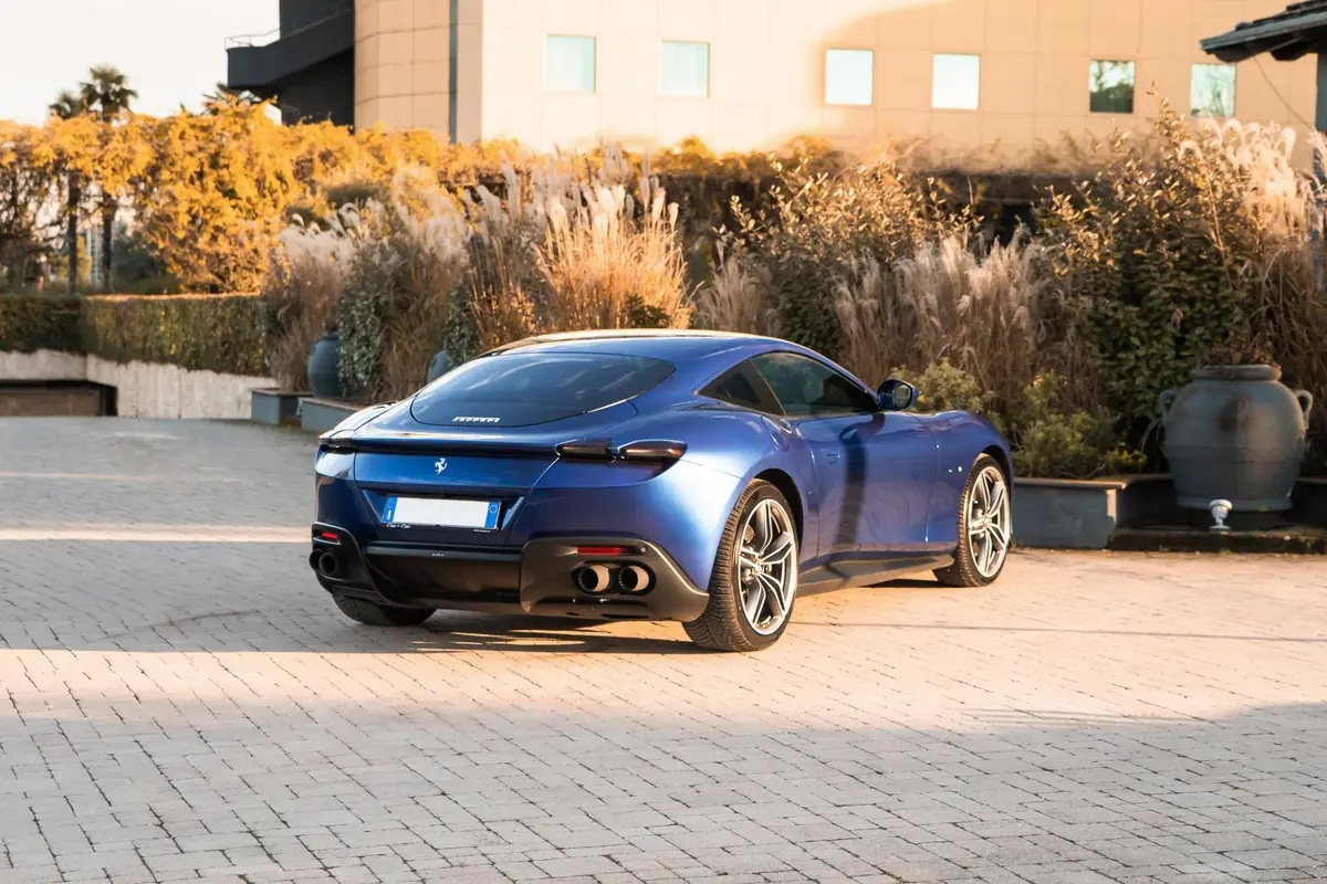 Ferrari Roma 2025, vue avant — Geneva Luxury Car Rental, Genève. Ferrari Roma à Genève La Ferrari Roma 2025 est proposée à la location à Genève, un modèle…