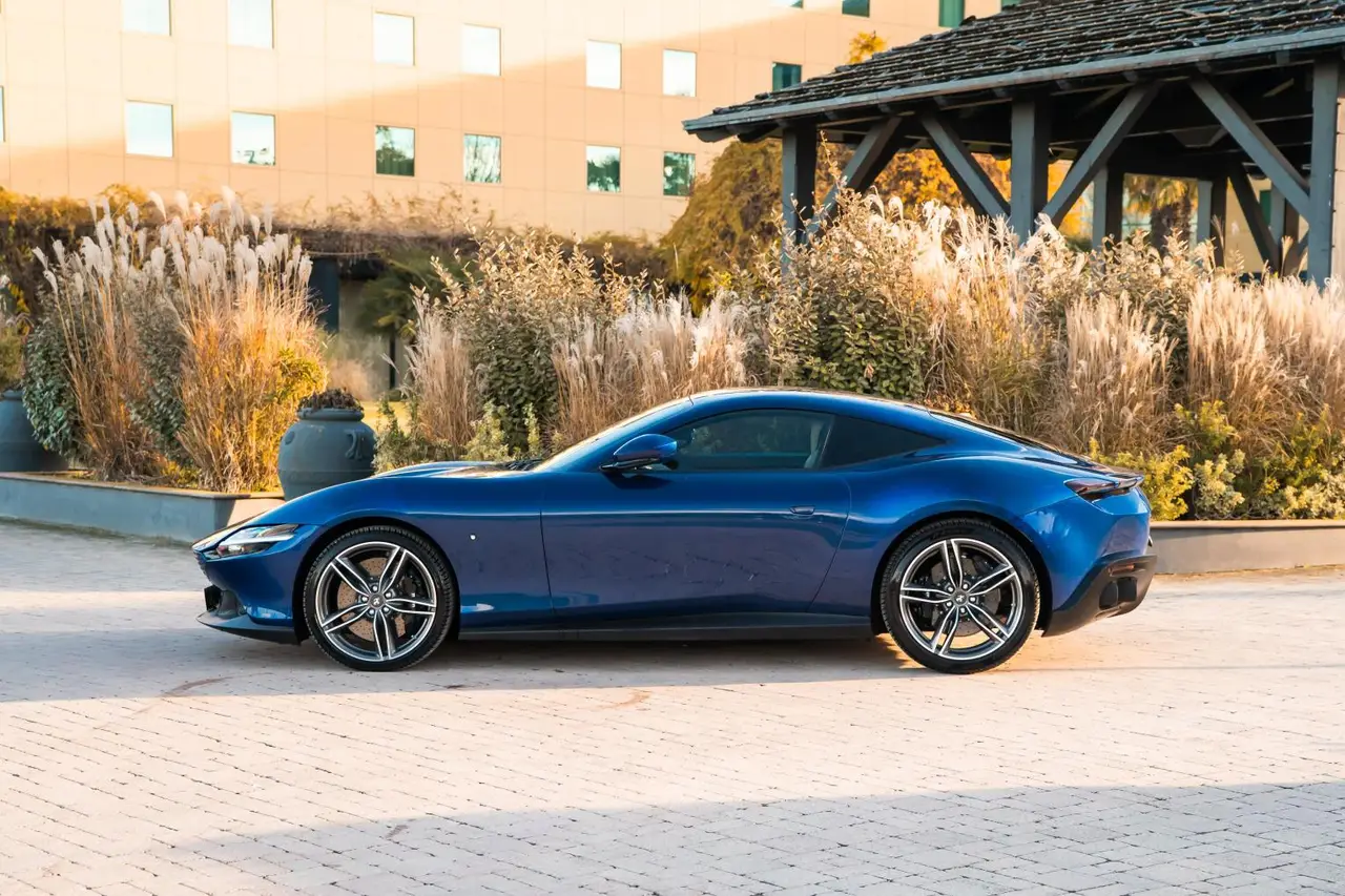 Ferrari Roma 2025, vue arrière — Geneva Luxury Car Rental, Genève. Ferrari Roma à Genève La Ferrari Roma 2025 est proposée à la location à Genève, un modèle…