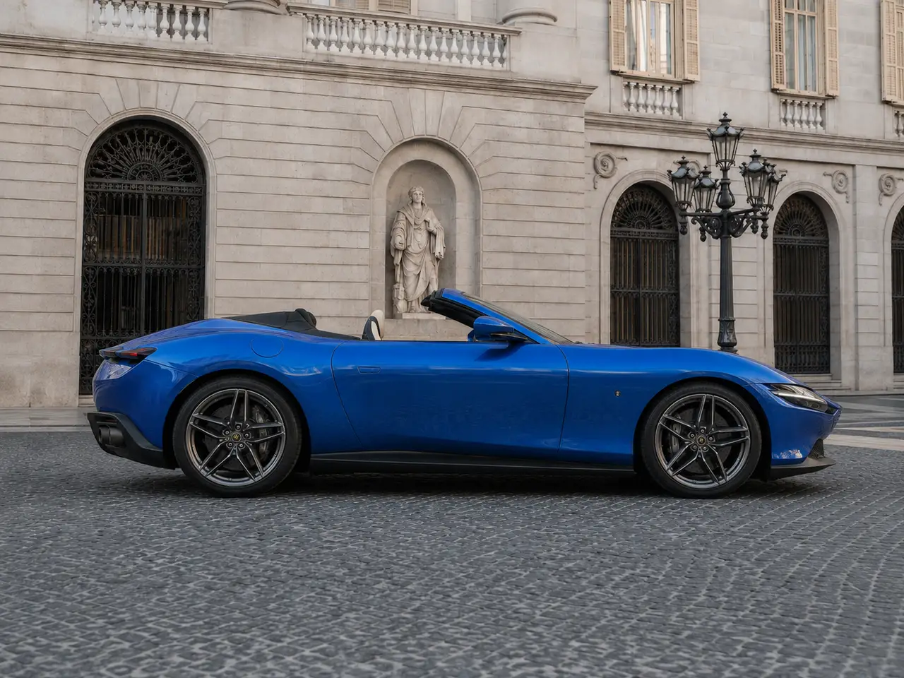 Ferrari Roma 2025, vue avant — Geneva Luxury Car Rental, Genève. Ferrari Roma à Genève La Ferrari Roma 2025 est proposée à la location à Genève, un modèle…