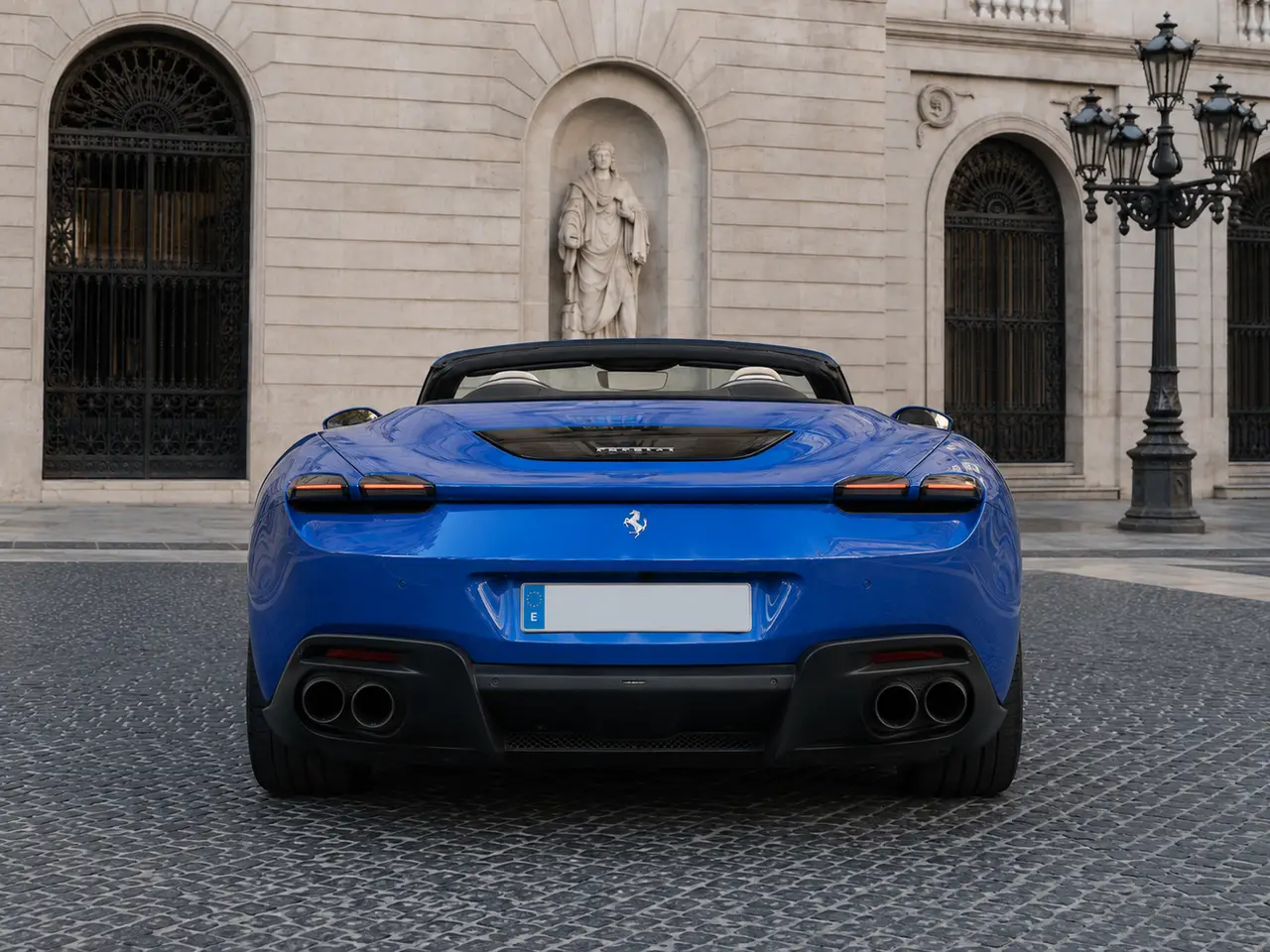Ferrari Roma 2025, vue arrière — Geneva Luxury Car Rental, Genève. Ferrari Roma à Genève La Ferrari Roma 2025 est proposée à la location à Genève, un modèle…