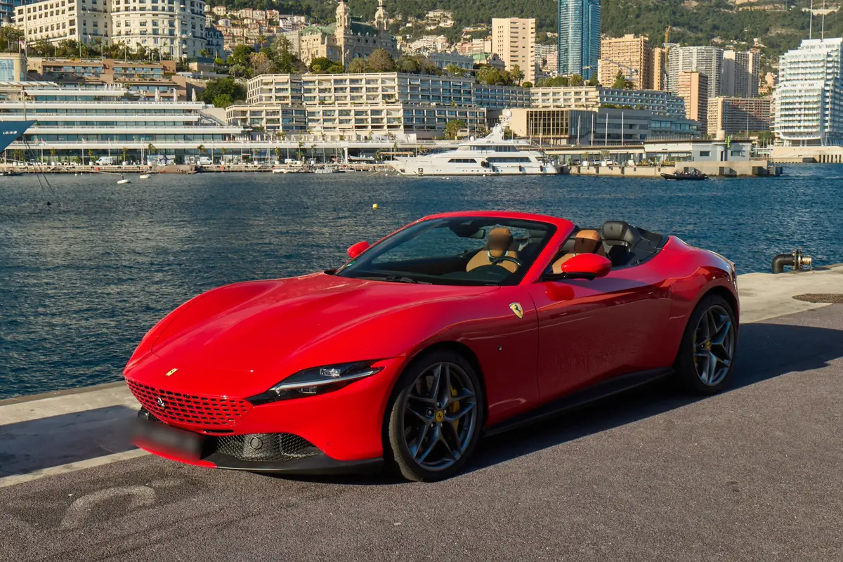 Ferrari Roma Spider 2024 — Geneva Luxury Car Rental, Genève. Ferrari Roma Spider à Genève La Ferrari Roma Spider 2024 fait partie des cabriolets…