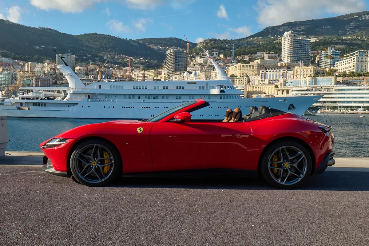 Ferrari Roma Spider 2024, extérieur — Geneva Luxury Car Rental, Genève. Ferrari Roma Spider à Genève La Ferrari Roma Spider 2024 fait partie des cabriolets…