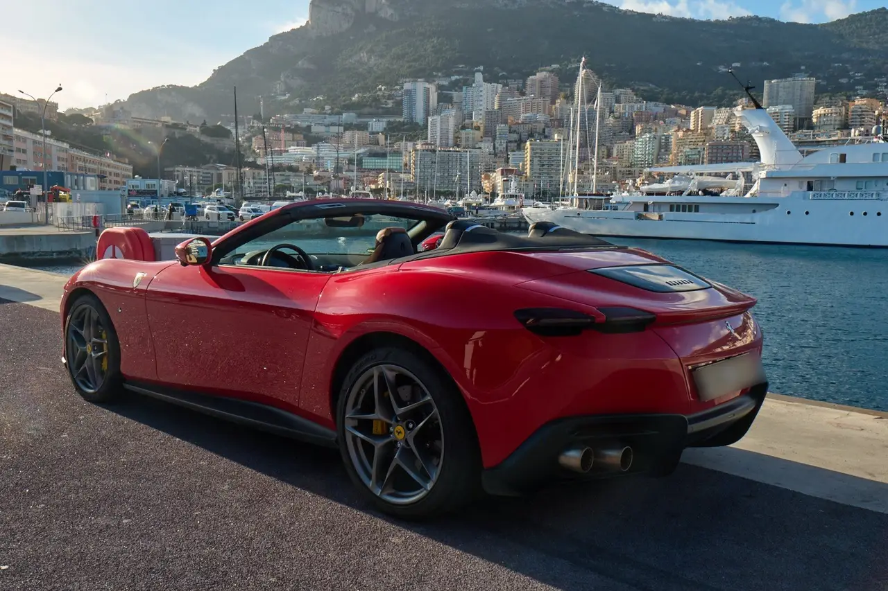 Ferrari Roma Spider 2024, vue avant — Geneva Luxury Car Rental, Genève. Ferrari Roma Spider à Genève La Ferrari Roma Spider 2024 fait partie des cabriolets…