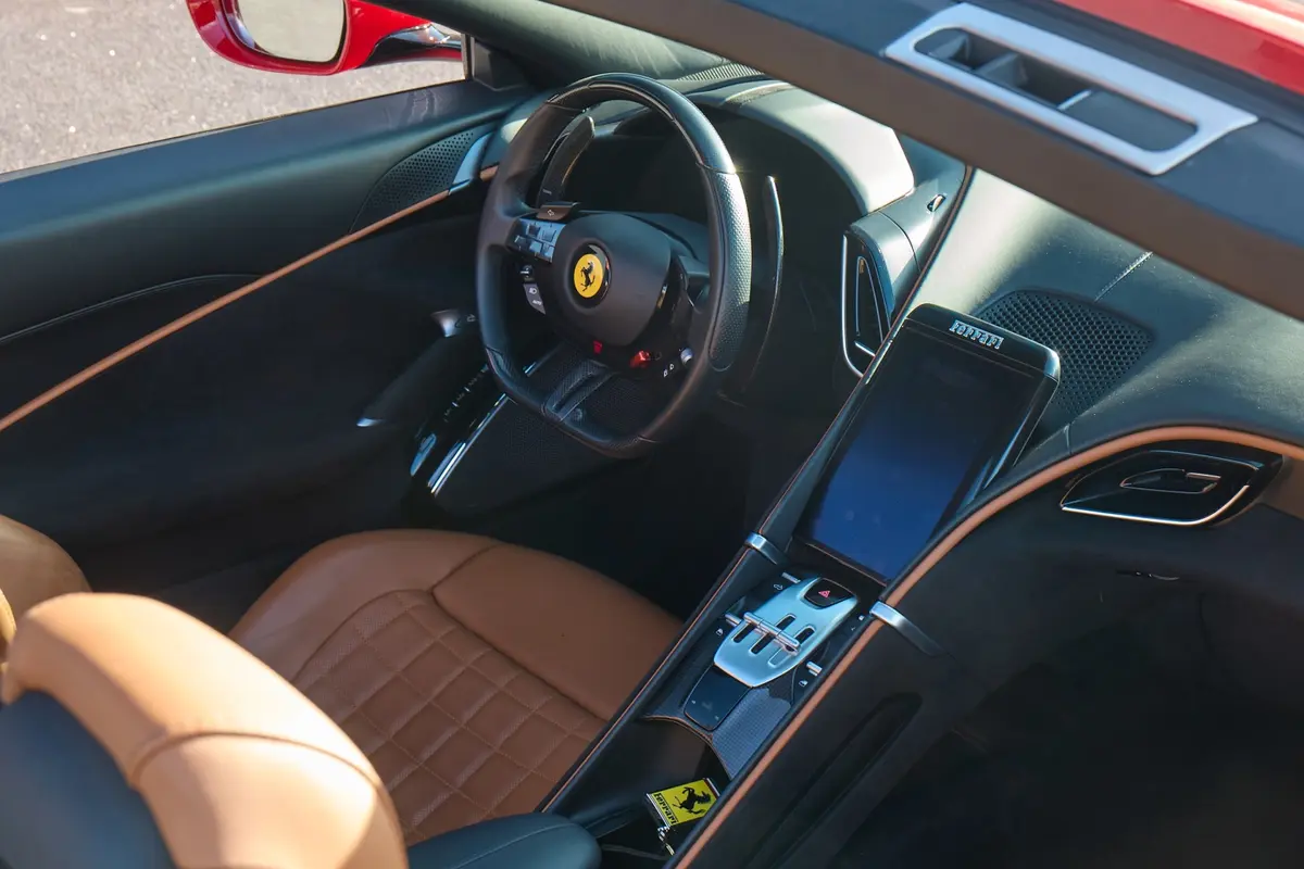 Ferrari Roma Spider 2024, vue arrière — Geneva Luxury Car Rental, Genève. Ferrari Roma Spider à Genève La Ferrari Roma Spider 2024 fait partie des cabriolets…
